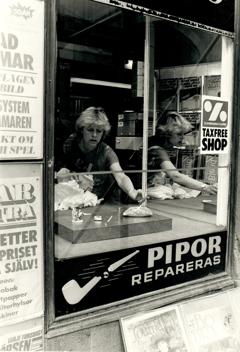 Inga Junhem jobbar i en taxfree-butik där tobakspipor repareras.