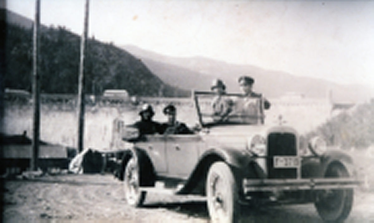 Ved Tunhovddammen. Arne Søndreli er sjåfør og Knut Brøto sit bak sjåføren. Bilen er ein Chevrolet 1927-modell med reg.nr F-3719 som Arne hadde kjøpt ny eller nesten ny.
Damene på biletet skal væra systrene Borghild Lie (i baksetet) og Anne Lie (ved sida av sjåføren).