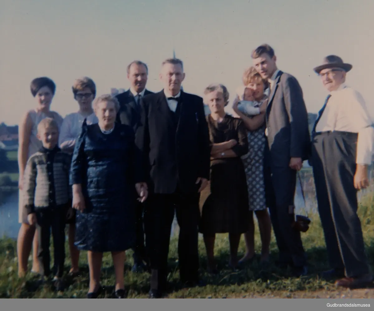 Trondheim
1rad. ukjent, ukjent. Olav Langmo
2rad.ukjent, Laila Hove, Emil Hove, Marie Haugen, barn Pål, Tove, Erling Hove ogPål Haugen
Eier Vigdis Hove, Trondheim