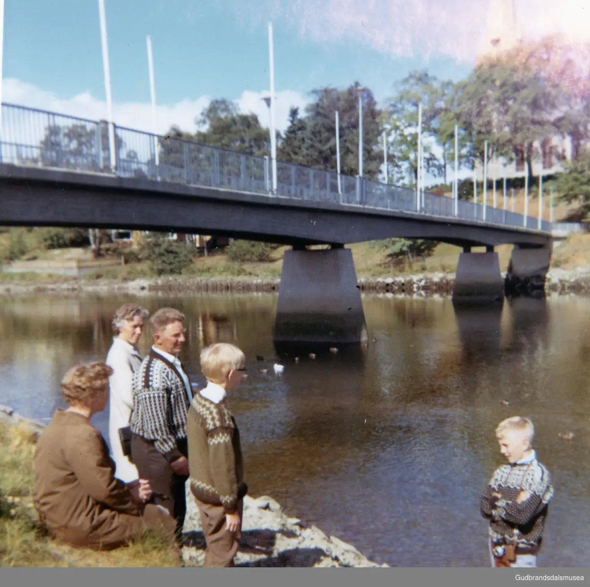 Trondheim,  Nidelven.
sittende Anne Hove, Signe Sundhagen, Hans Sundhagen, Bjørn Hove, Per Magne Sundhagen.
Eier Vigdis Hove, Trondheim