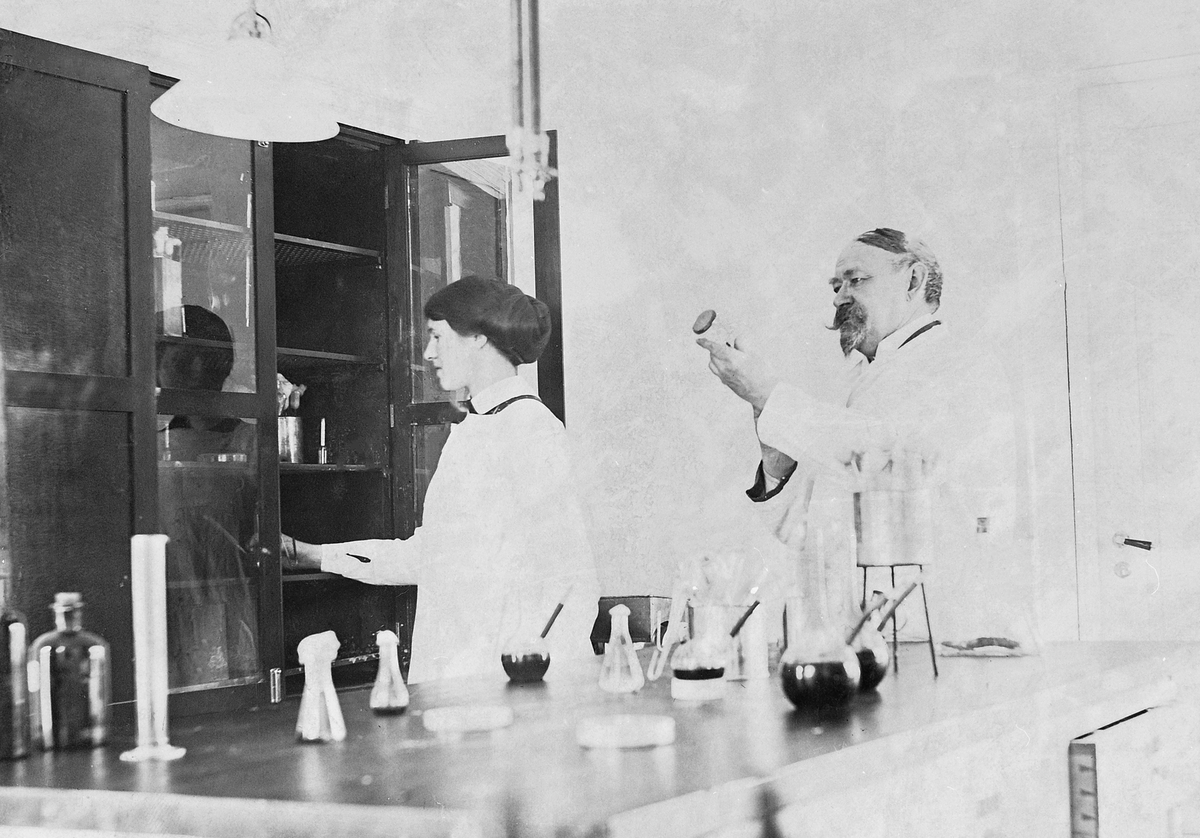 Dr. Olav Sopp og Hjørdis Sopp i laboratoriet på Kapp Melkefabrikk.