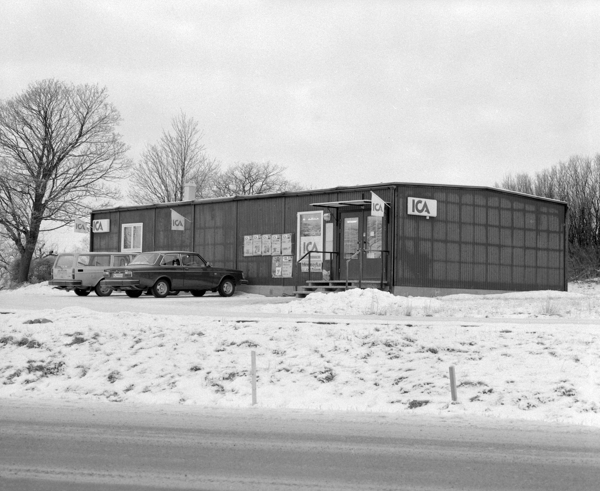 Ur en serie dokumentationer av ICA-butiker har denna konstaterats visa affären i Nykil. Initiativtagare var handlarparet Curt och Ulla Grönvall som lät uppföra affärshuset 1974. De hade tidigare bedrivit handel i det näraliggande Vittsätter. Foto 1976.
