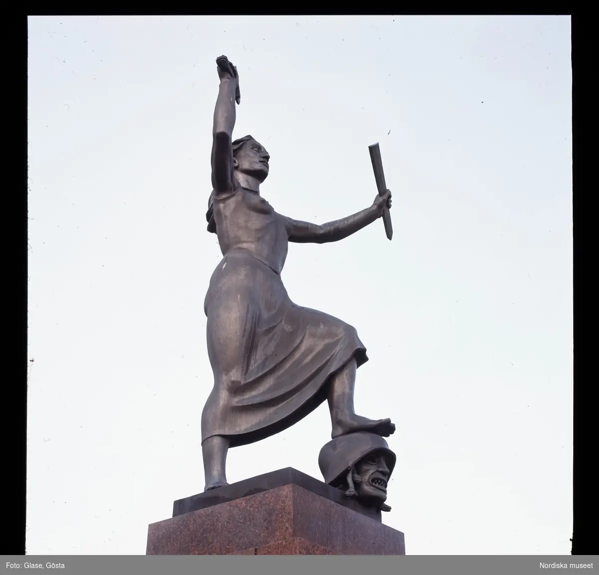 Konstnären Ivar Johnsons Fredsmonument på Stora torget i Karlstad, invigt 1955.