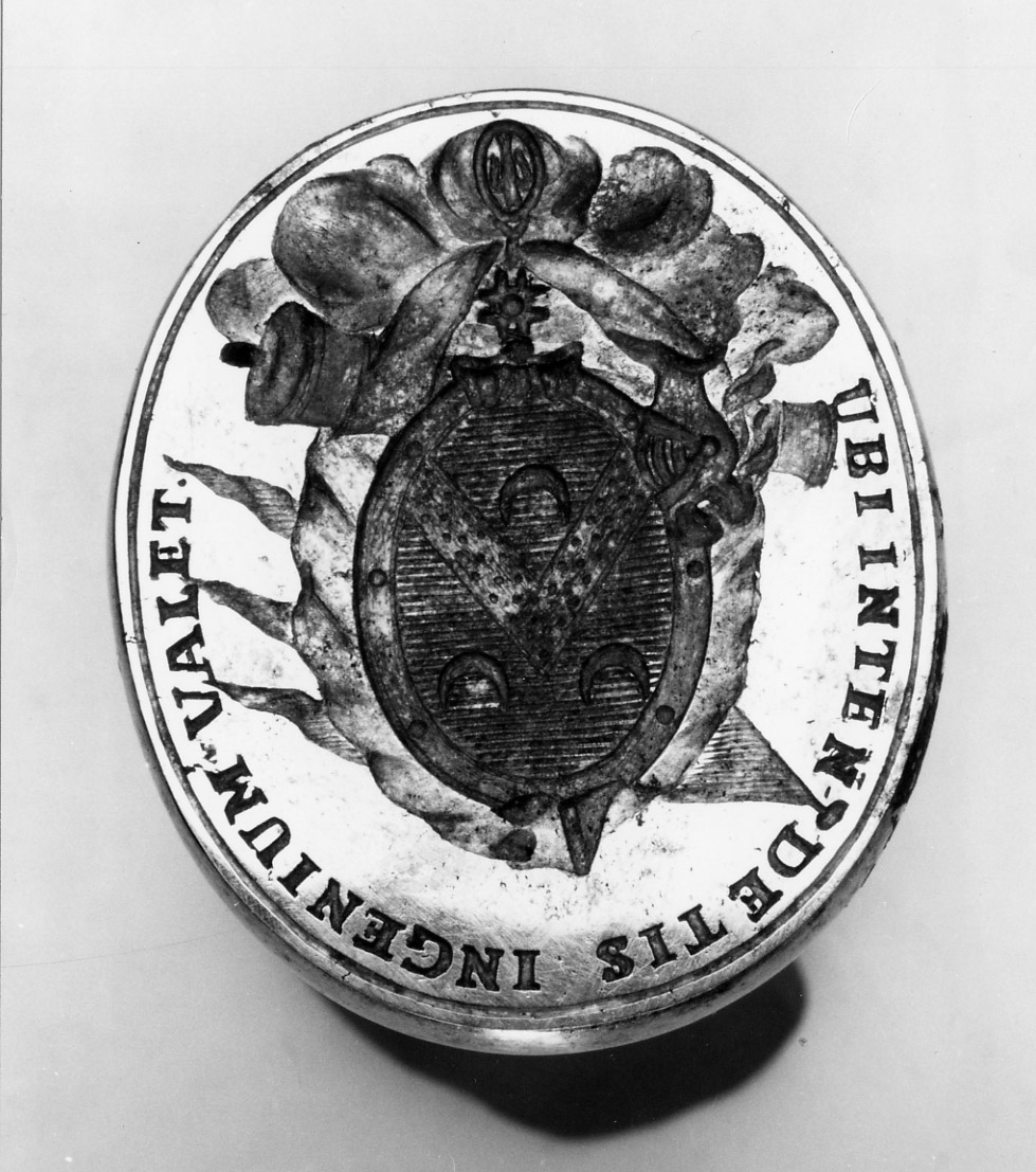 Sigill, lika med No. O 03313 fast något större och annan dekor kring vapenskölden. Fodral av röd maroekäng.
