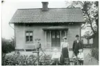 Kung Karl sn, Kungsör.
Tessingatan 9. Familjen Pettersson. 1906.