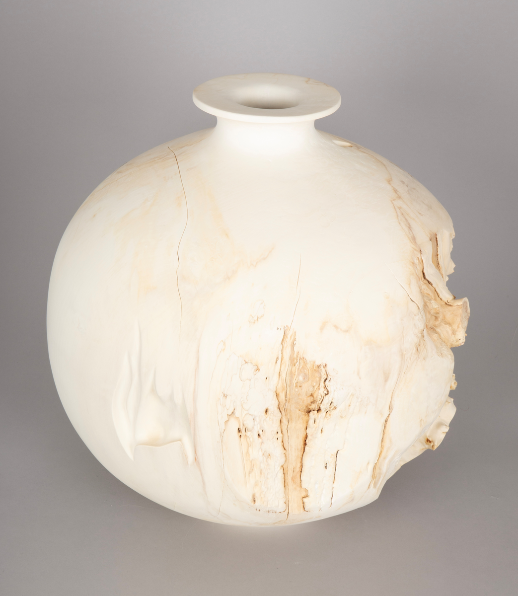 Vaseformet skulptur lagd av knoll fra hestekastanje. Rund form og hvitbleket.