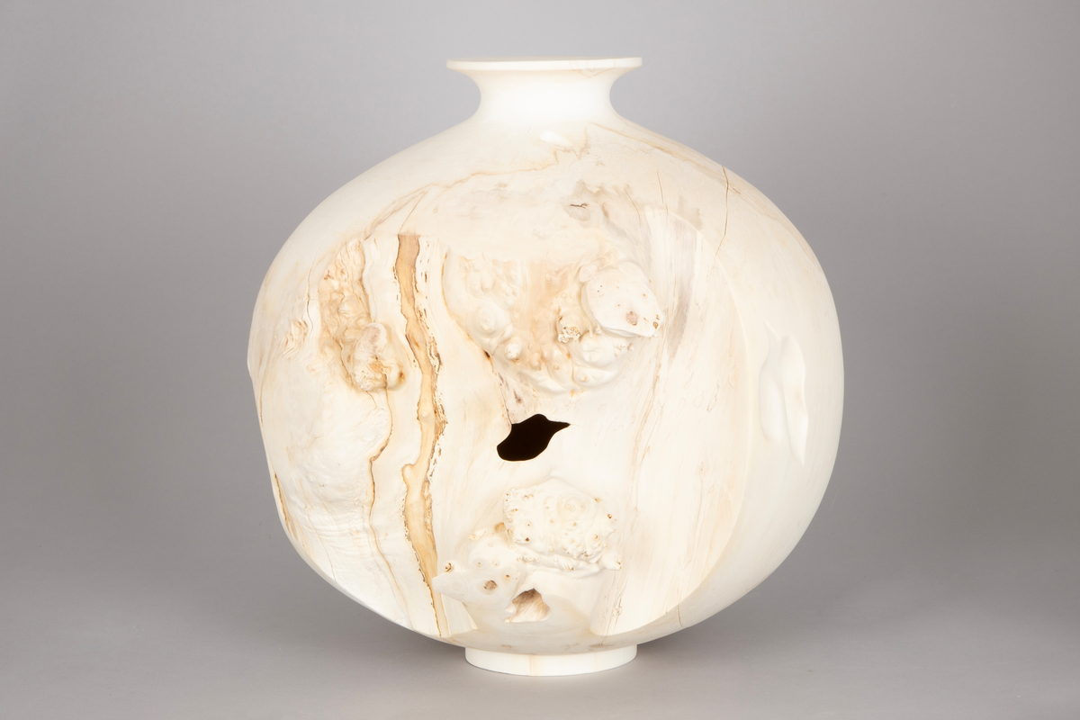 Vaseformet skulptur lagd av knoll fra hestekastanje. Rund form og hvitbleket.