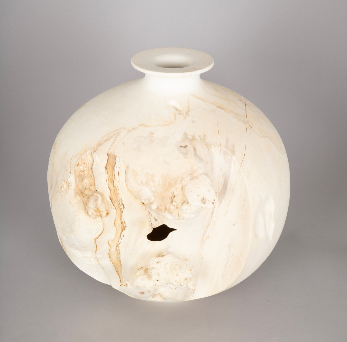 Vaseformet skulptur lagd av knoll fra hestekastanje. Rund form og hvitbleket.