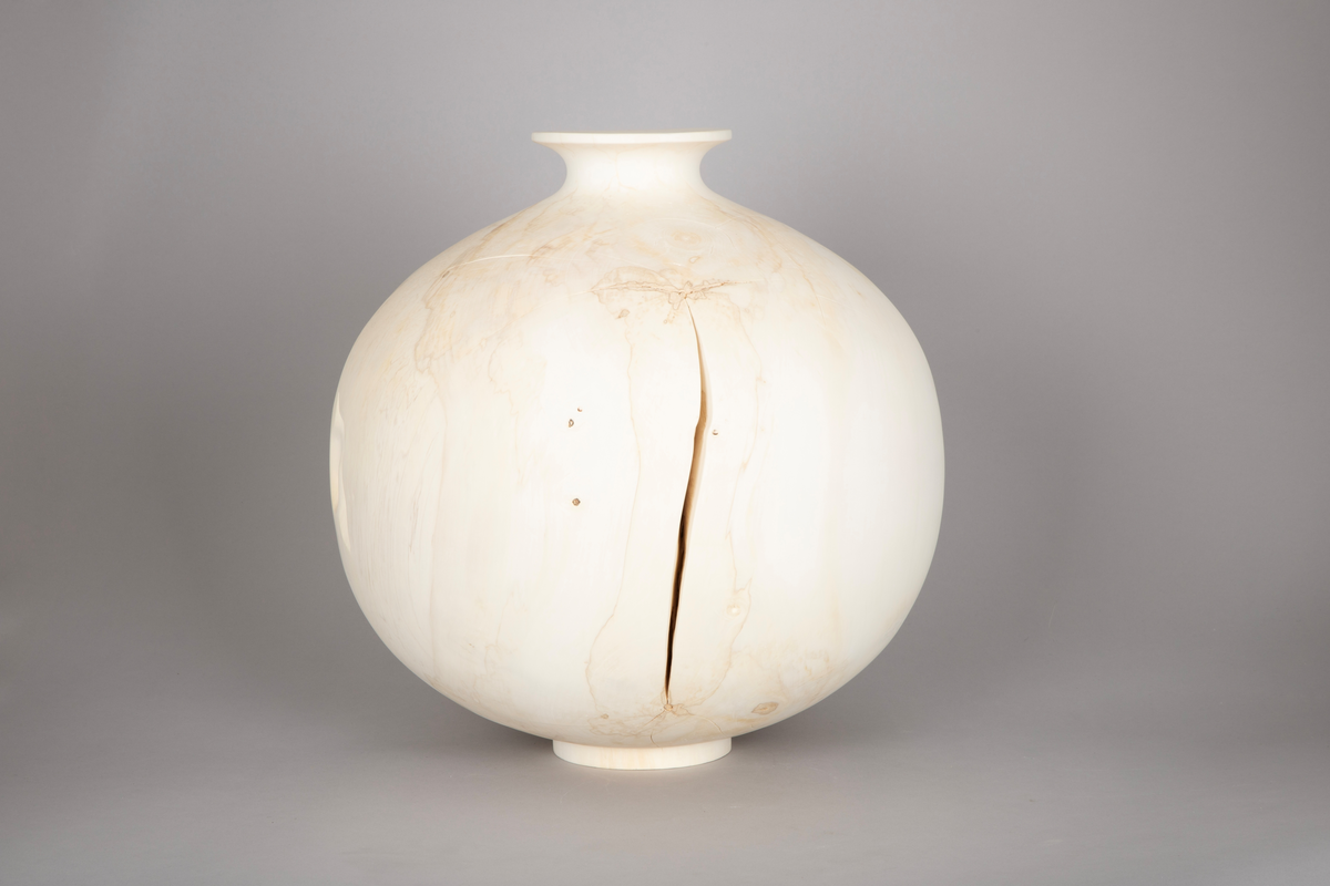 Vaseformet skulptur lagd av knoll fra hestekastanje. Rund form og hvitbleket.