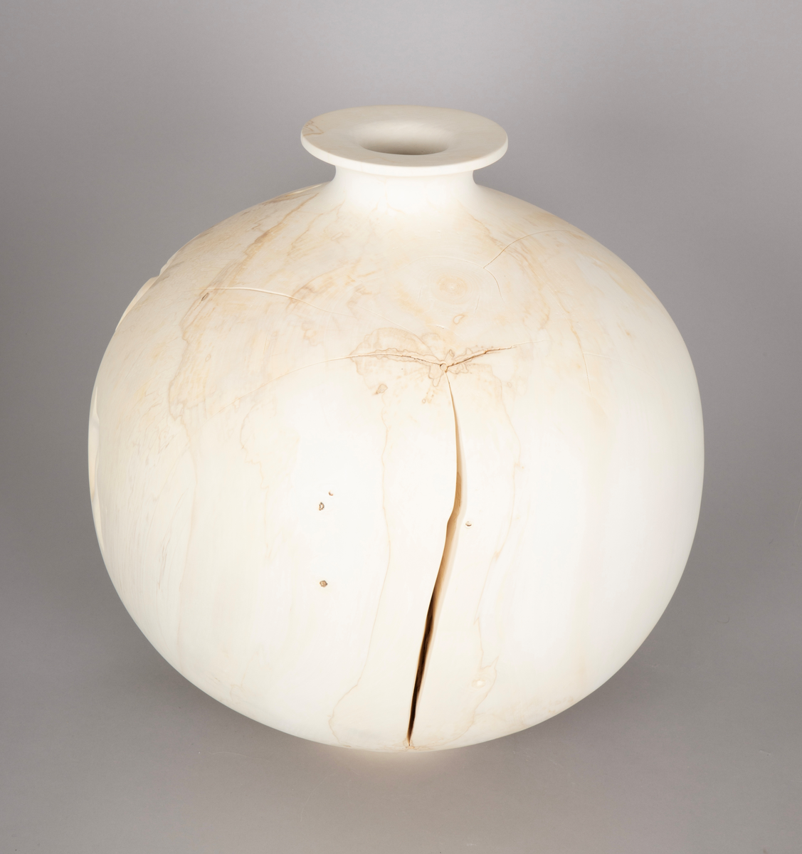 Vaseformet skulptur lagd av knoll fra hestekastanje. Rund form og hvitbleket.