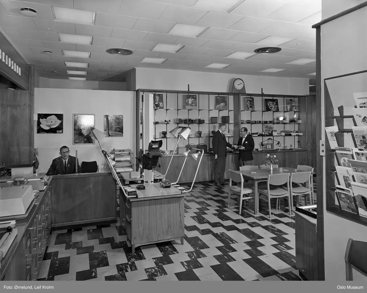  J.L. Nerlien fotofirma, interiør, hyller, varer, menn3
