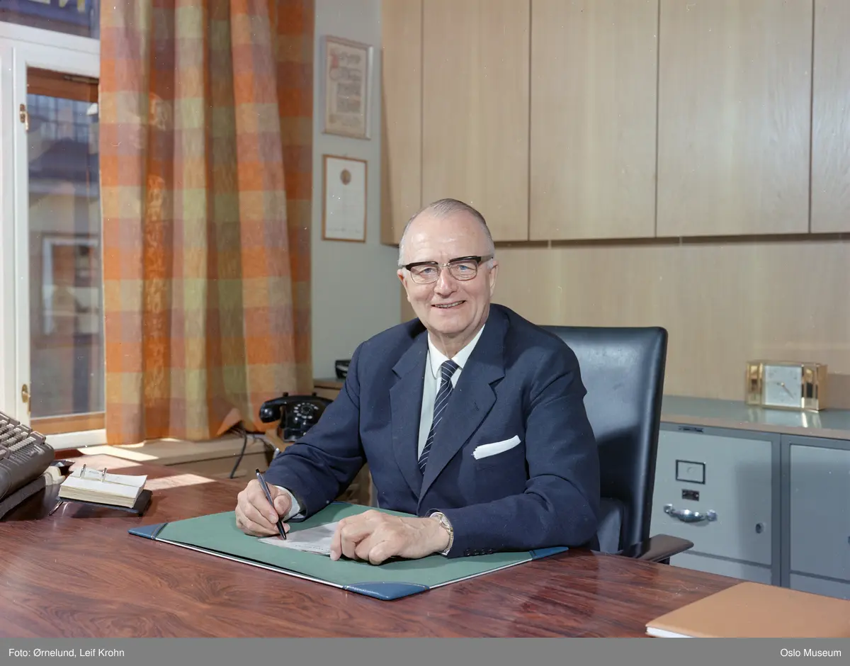  J.L. Nerlien fotofirma, interiør, kontor, mann, sittende ved skrivebord