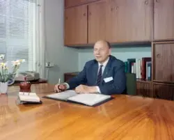 J.L. Nerlien fotofirma, interiør, kontor, mann, sittende ved