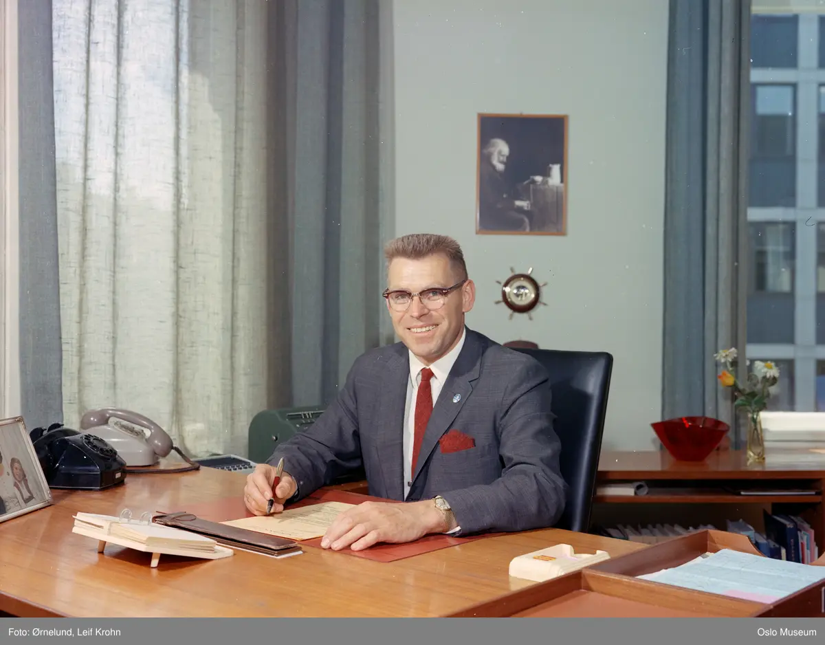  J.L. Nerlien fotofirma, interiør, kontor, mann, sittende ved skrivebord
