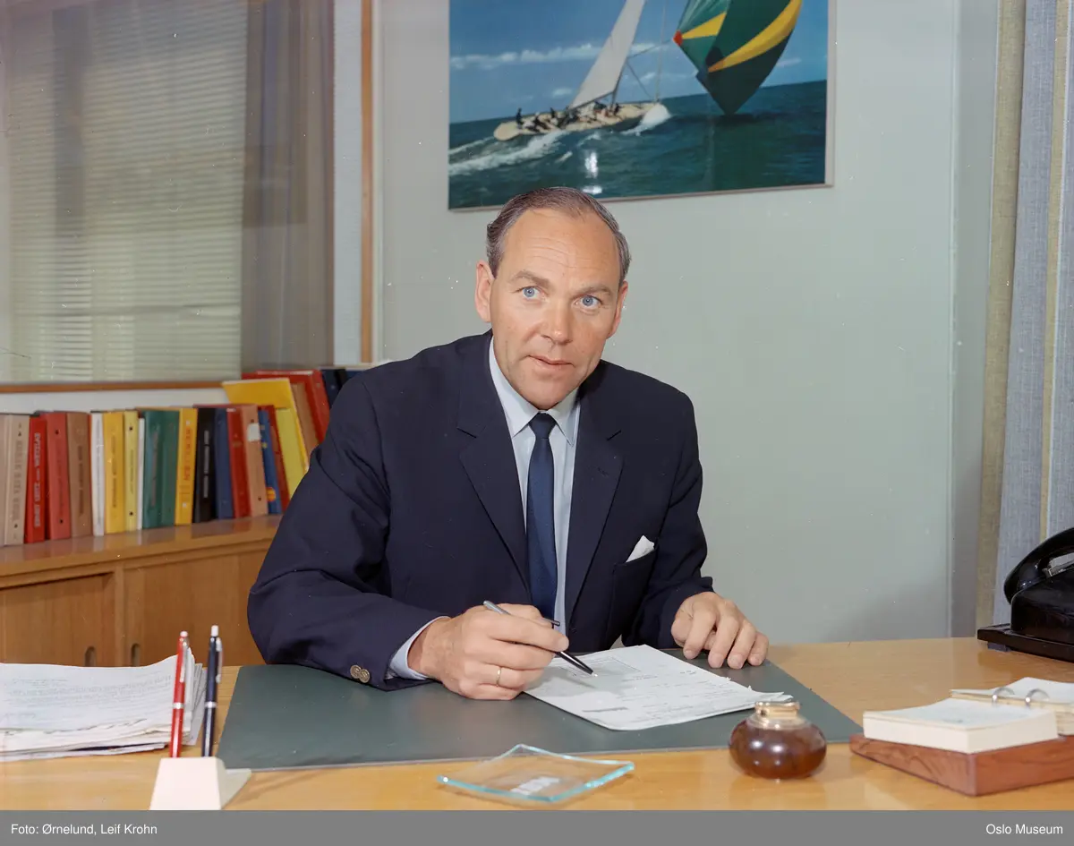  J.L. Nerlien fotofirma, interiør, kontor, mann, sittende ved skrivebord