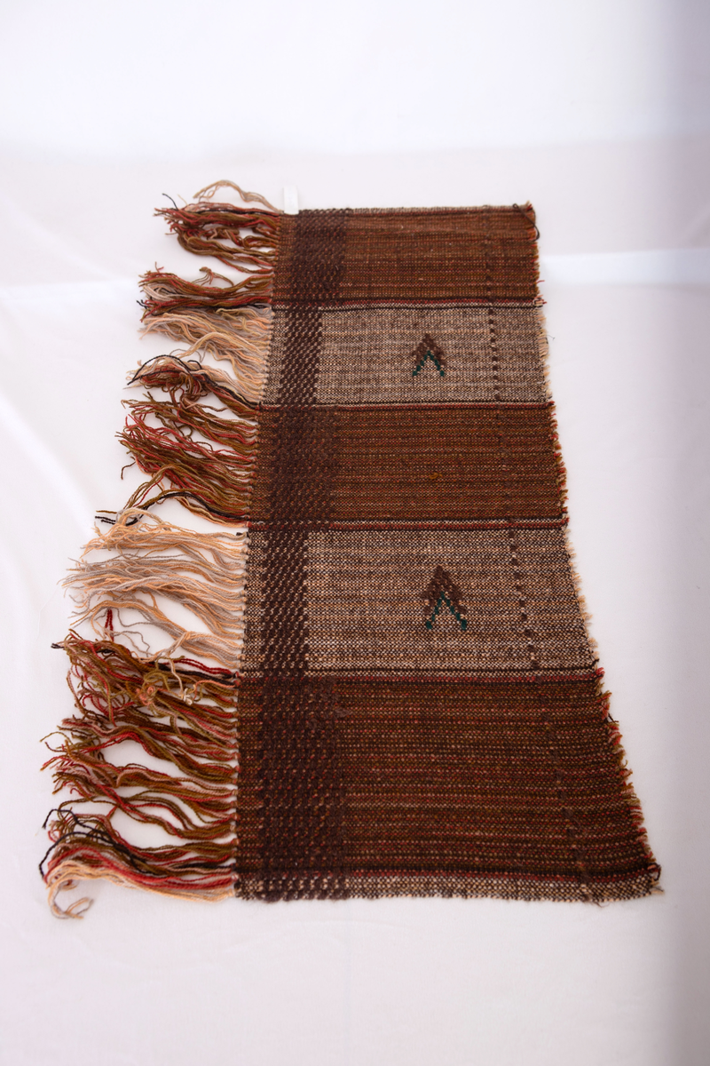 Epok 2
Tuskaft med mönsterbårder och inplock

Reg. av: R.J. (Ruth Jonsson), I.P. (Ingegerd Persson)
