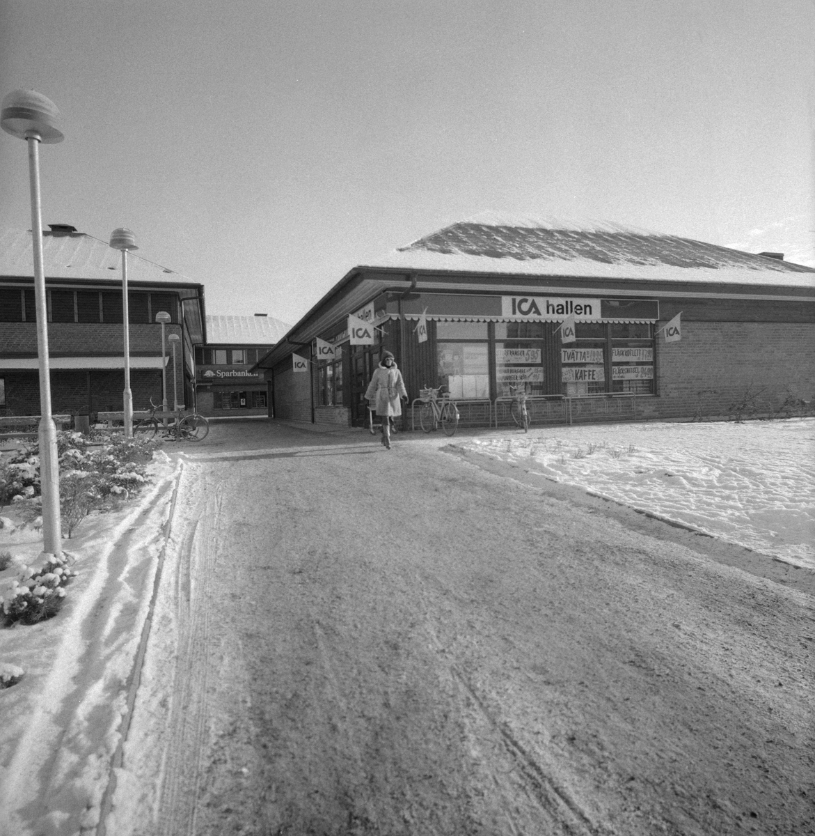 Den vid tiden för bilden nya centrumbildningen nära Riksväg 32 genom Boxholm. Närmast lockar ICA-Hallen nya och gamla kunder.