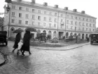 Ett vardagligt motiv från Linköping 1927. Bakom kameran stod den fotointresserade, nu pensionerade, generalmajoren Fritz Lovén, som gärna dokumenterade förändringar i sin hemstads stadsbild. För denna tagning var det sannolikt det nyinvigda Delfinpalatset som tilldrog hans intresse. I ögonblicket fick han även med en del av Trädgårdstorget i förändring. Det nyuppförda huset hade placerats vid sidan av gatusträckningen och öppnat upp torgets yta och som nu kunde göra platsen rektangulär.