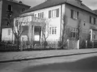 Teatergatan 1, tidigare Artistgatan 2, i Linköping. Villan hade stått klar i början av 1910-talet, beställd av landsfiskal Per Arnander och uppförd efter Axel Brunskogs ritningarna daterade 1911-12. I bildens bakgrund uppförs fastigheten Vasavägen 12.