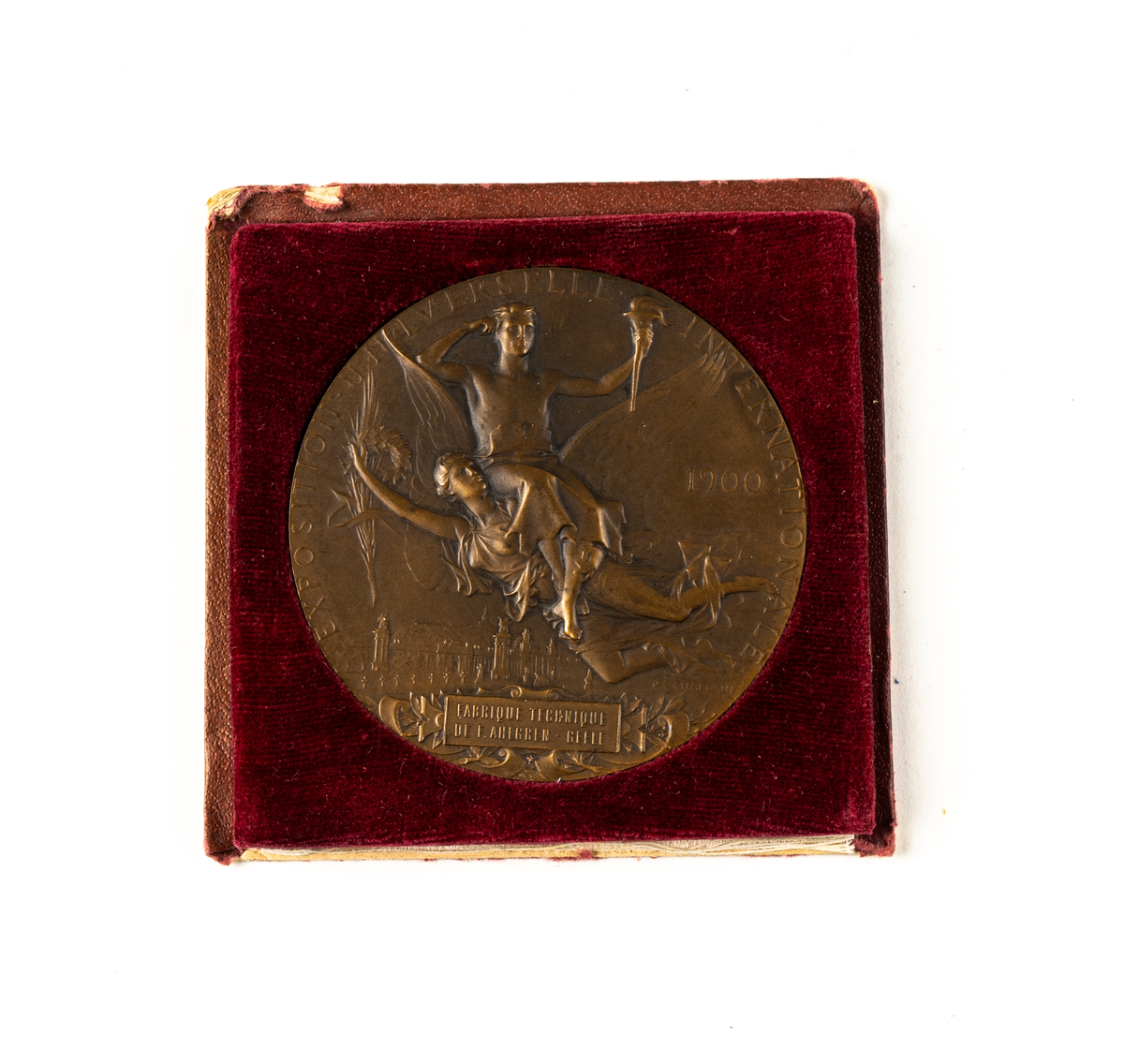 Medaljen från Ahlgrens medaljsamling. Tilldelades Ahlgrens Tekniska Fabrik AB år 1900 vid Exposition Universelle, en världsutställning i Paris. Den är bronzfärgad. Till medaljen medföljer även två äldre svartvita fotografier av samma objekt, tagna av fotografen Esther Eklof från Gävle. Medaljen förvaras i den ursprungliga röda sametsklädda pappersasken, som uppvisar tecken på ålders- och bruksslitage, bland annat har locket separerat från asken (fästet var i tunt vitt tyg).
