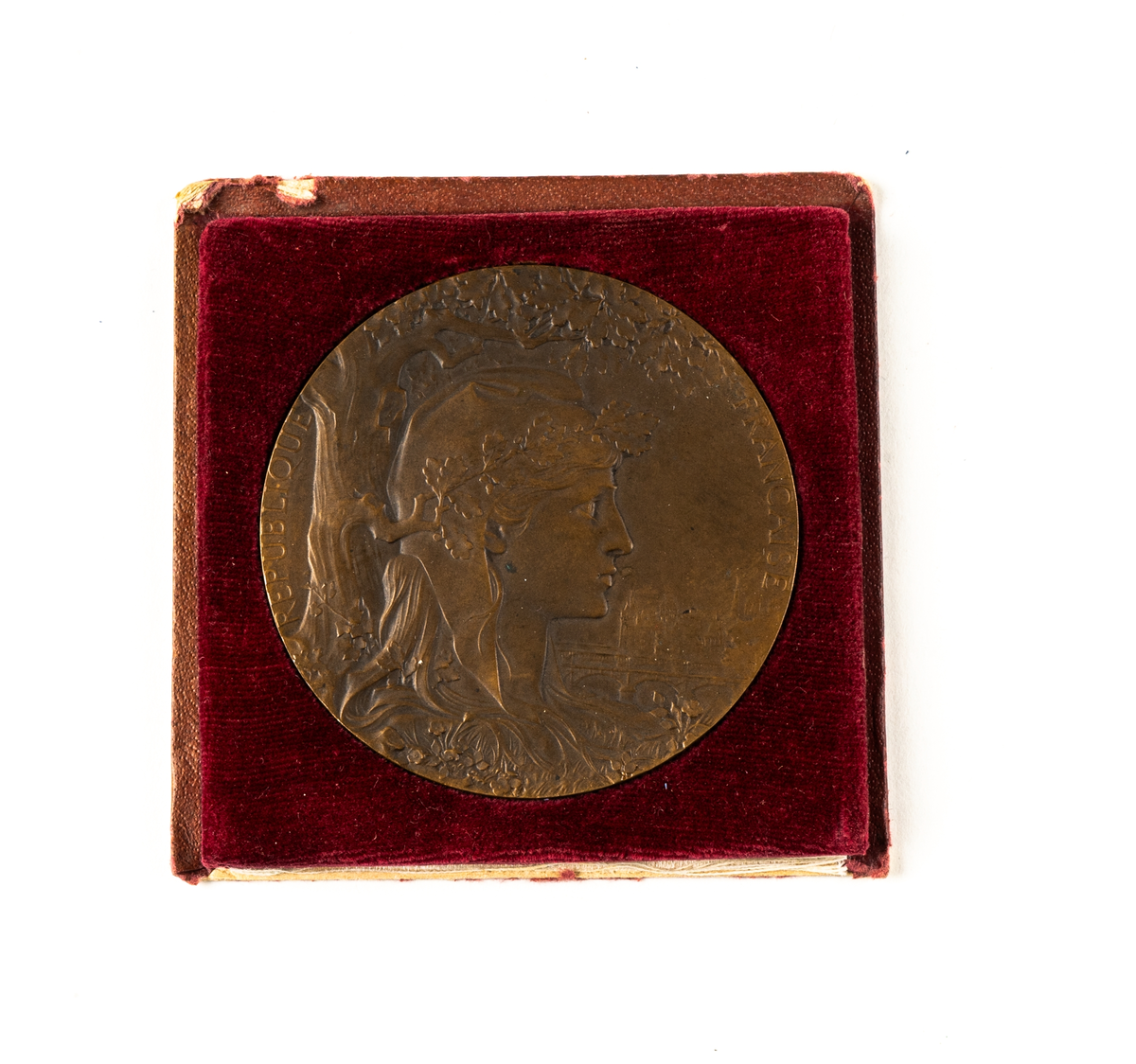 Medaljen från Ahlgrens medaljsamling. Tilldelades Ahlgrens Tekniska Fabrik AB år 1900 vid Exposition Universelle, en världsutställning i Paris. Den är bronzfärgad. Till medaljen medföljer även två äldre svartvita fotografier av samma objekt, tagna av fotografen Esther Eklof från Gävle. Medaljen förvaras i den ursprungliga röda sametsklädda pappersasken, som uppvisar tecken på ålders- och bruksslitage, bland annat har locket separerat från asken (fästet var i tunt vitt tyg).