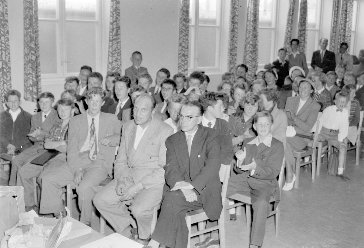 Hjallis gir statuett til Strindheim skole