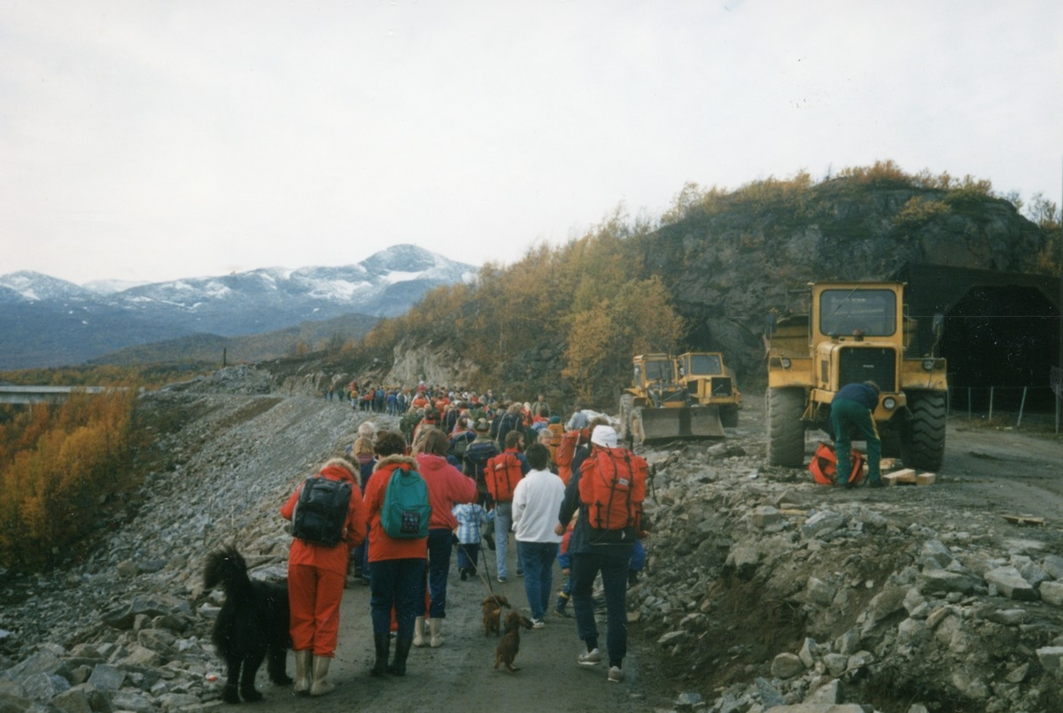 Dette er muligens aller første Rallarmarsj, arrangert av Narvik og Omegn Turistforening. Flere hundre møtte opp på stasjonen, med alt for få guider underveis, og lett panikk i forhold til å få alle ut fra Rombaksbotn etter endt tur. Bilde trolig tatt nær Sildvis hlpl. Foto: Harald Harnang.