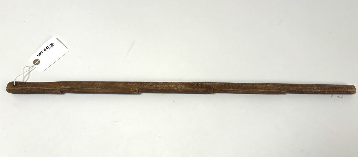 Alenmål i tre, med fire alen med måla 15,5 cm.