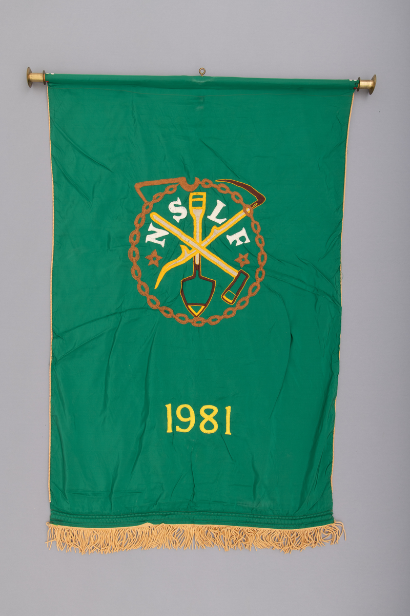 Fane, fagforeningsfane, som opprinnelig har tilhørt Tørmoen skog- landarbeiderforening (Tørmoen Skog og Land), avdeling  nr. 287 i Norsk skog- og landarbeiderforbund. Det antas at fana er utført i bomullsateng. Fanduken har grønn forside og bakside. Nederkanten på fana er utstyrt med gule (gullfargete) frynser, lags kanten er det påsydd en gul (gullfarget) snor. Øverst er fana utstyrt med en gjennomgående stang (rundstokk av tre), med en messinghylse i hver ende og øyeskrue av messing på midten. Faneduken henges på fangestanga i denne øyeskruen. Forstykket har brodert motiv og bokstaver i fargene: gult, hvitt, brunt, grått, grønt og oransje. Motivet på framsiden viser en hest som trekker et landbruksredskap og en kjørekar som styrer hesten. Bak hest og kjørekar er det et tre og en blå himmel. Motivet innrammes med en brodert "gullenke". Baksiden er dekorert med Norsk skog- og Landarbeiderforbunds "merke" som består av forbundets initialer N. S. L. F. i hvite bokstaver, en ljå, ei øks og en spade. Disse arbeidsredskapene er omkranset av en brun lenke som holdes sammen med en benningsbjønn (bendebjørn).