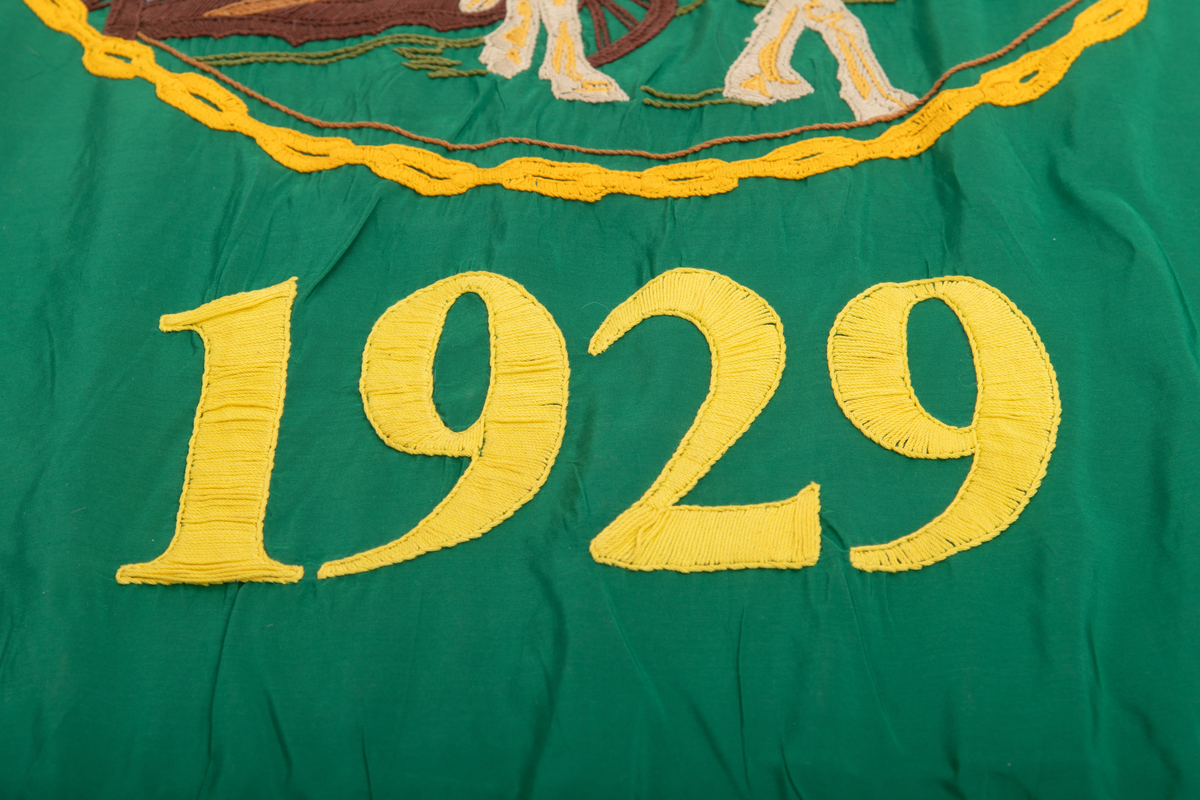 Fane, fagforeningsfane, som opprinnelig har tilhørt Tørmoen skog- landarbeiderforening (Tørmoen Skog og Land), avdeling  nr. 287 i Norsk skog- og landarbeiderforbund. Det antas at fana er utført i bomullsateng. Fanduken har grønn forside og bakside. Nederkanten på fana er utstyrt med gule (gullfargete) frynser, lags kanten er det påsydd en gul (gullfarget) snor. Øverst er fana utstyrt med en gjennomgående stang (rundstokk av tre), med en messinghylse i hver ende og øyeskrue av messing på midten. Faneduken henges på fangestanga i denne øyeskruen. Forstykket har brodert motiv og bokstaver i fargene: gult, hvitt, brunt, grått, grønt og oransje. Motivet på framsiden viser en hest som trekker et landbruksredskap og en kjørekar som styrer hesten. Bak hest og kjørekar er det et tre og en blå himmel. Motivet innrammes med en brodert "gullenke". Baksiden er dekorert med Norsk skog- og Landarbeiderforbunds "merke" som består av forbundets initialer N. S. L. F. i hvite bokstaver, en ljå, ei øks og en spade. Disse arbeidsredskapene er omkranset av en brun lenke som holdes sammen med en benningsbjønn (bendebjørn).
