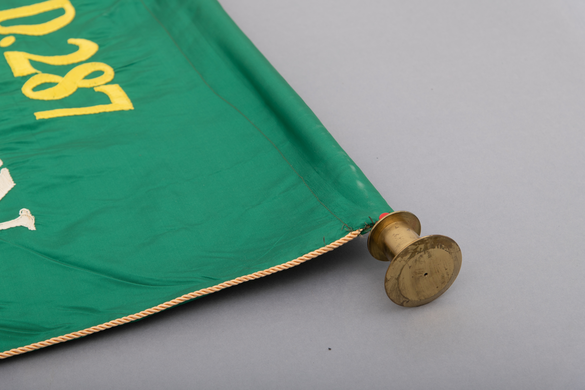 Fane, fagforeningsfane, som opprinnelig har tilhørt Tørmoen skog- landarbeiderforening (Tørmoen Skog og Land), avdeling  nr. 287 i Norsk skog- og landarbeiderforbund. Det antas at fana er utført i bomullsateng. Fanduken har grønn forside og bakside. Nederkanten på fana er utstyrt med gule (gullfargete) frynser, lags kanten er det påsydd en gul (gullfarget) snor. Øverst er fana utstyrt med en gjennomgående stang (rundstokk av tre), med en messinghylse i hver ende og øyeskrue av messing på midten. Faneduken henges på fangestanga i denne øyeskruen. Forstykket har brodert motiv og bokstaver i fargene: gult, hvitt, brunt, grått, grønt og oransje. Motivet på framsiden viser en hest som trekker et landbruksredskap og en kjørekar som styrer hesten. Bak hest og kjørekar er det et tre og en blå himmel. Motivet innrammes med en brodert "gullenke". Baksiden er dekorert med Norsk skog- og Landarbeiderforbunds "merke" som består av forbundets initialer N. S. L. F. i hvite bokstaver, en ljå, ei øks og en spade. Disse arbeidsredskapene er omkranset av en brun lenke som holdes sammen med en benningsbjønn (bendebjørn).