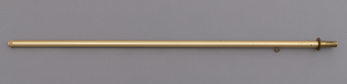 Bærestrang til fane, fagforeningsfane, som opprinnelig har tilhørt Tørmoen skog- landarbeiderforening (Tørmoen Skog og Land), avdeling  nr. 287 i Norsk skog- og landarbeiderforbund.

Stanga er en av to deler som kobles sammen til en bærestang til fane (SJF.15272-01). Bærestanga er rørformet med opphengskrok for faneduken i ene enden. Røret har en total lengde på cirka 149 centimeter og med en ytre diameter på cirka 3,2 centimeter. De avsluttende  5,2 centimeterne av røret har en ytre diameter på 2,8 centimeter, slik at fanetoppen, spydet, kan inn tres på denne delen av stanga. Det kan se ut som om denne avsluttende delen av stanga, som også er ustyrt med en flens (krage), er konstruert slik at den kan tas ut av røret ved å fjerne en nagle som fester denne delen til "hovedrøret"