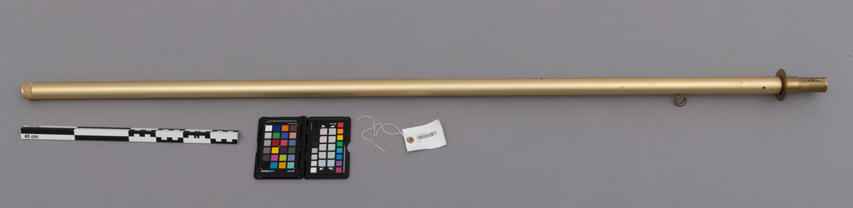 Bærestrang til fane, fagforeningsfane, som opprinnelig har tilhørt Tørmoen skog- landarbeiderforening (Tørmoen Skog og Land), avdeling  nr. 287 i Norsk skog- og landarbeiderforbund.

Stanga er en av to deler som kobles sammen til en bærestang til fane (SJF.15272-01). Bærestanga er rørformet med opphengskrok for faneduken i ene enden. Røret har en total lengde på cirka 149 centimeter og med en ytre diameter på cirka 3,2 centimeter. De avsluttende  5,2 centimeterne av røret har en ytre diameter på 2,8 centimeter, slik at fanetoppen, spydet, kan inn tres på denne delen av stanga. Det kan se ut som om denne avsluttende delen av stanga, som også er ustyrt med en flens (krage), er konstruert slik at den kan tas ut av røret ved å fjerne en nagle som fester denne delen til "hovedrøret"