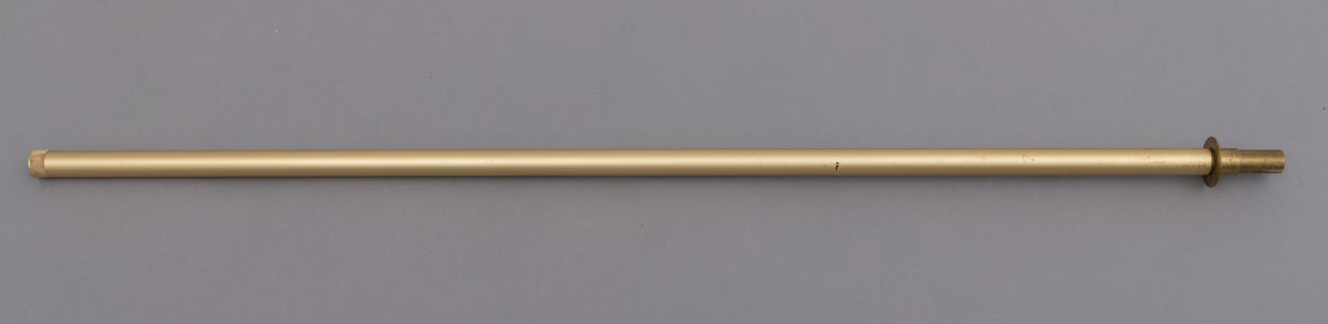 Bærestrang til fane, fagforeningsfane, som opprinnelig har tilhørt Tørmoen skog- landarbeiderforening (Tørmoen Skog og Land), avdeling  nr. 287 i Norsk skog- og landarbeiderforbund.

Stanga er en av to deler som kobles sammen til en bærestang til fane (SJF.15272-01). Bærestanga er rørformet med opphengskrok for faneduken i ene enden. Røret har en total lengde på cirka 149 centimeter og med en ytre diameter på cirka 3,2 centimeter. De avsluttende  5,2 centimeterne av røret har en ytre diameter på 2,8 centimeter, slik at fanetoppen, spydet, kan inn tres på denne delen av stanga. Det kan se ut som om denne avsluttende delen av stanga, som også er ustyrt med en flens (krage), er konstruert slik at den kan tas ut av røret ved å fjerne en nagle som fester denne delen til "hovedrøret"