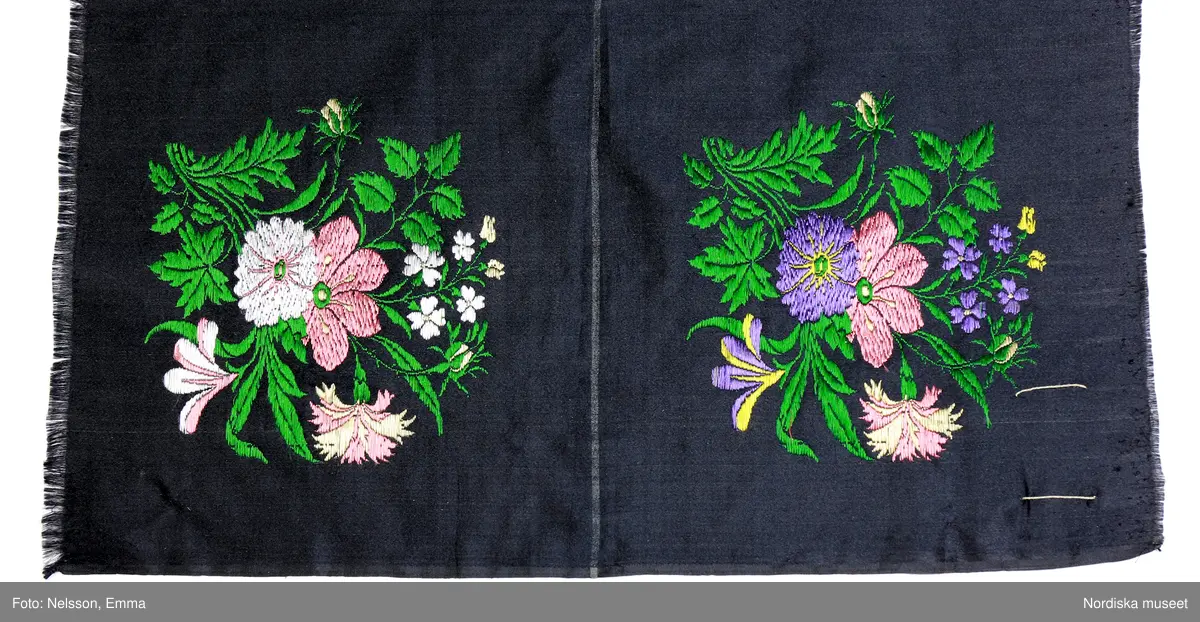 På svart botten två par speglade buketter avpassade för bindmössor. Gröna blad, blommor i vitt, rosa och beige i ena paret, i andra paret blommor i violett, gult, rosa och beige. Mellan mössstyckena en vit rand. I stadkanten, längst upp och längst ner, spår av röda trådmarkeringar (för att markera antal stycken vid vävningen?)
 I ena hörnet finns en  pappersetikett fäst med lintråd där den ena knuten har spår efter ett lacksigill. Tryckt bild i ljusblått/vitt med texten: "Svensk tillverknings Stämpel År 1852 No. 713" samt med handskrift C G(?) Mårtenson. I ett annat hörn finns på baksidan en tydlig  hallstämpel i rött med texten:" Svensk tillv.st.  Stockholm.
I museets samling bindmössor finns flera av denna typ se t.ex. 990258a från Ångermanland samt 3 st från Järna i Dalarna  93311, 93 635 och 60748. Märkligare är att sådana avpassade mösstycken även har använts till folkliga livstycken. Se t.ex från Alfta sn i Hälsingland  inv .nr 3192 och 190428. 
Se även avpassat mössbroderi i tambursöm på siden inv. 19607 och 19608.
/Berit Eldvik 2011-01-26
Analys gjord av Martin Ciszuk 2011-01-25:
 Material och teknik: Broscherad satin
1 varp:
Silke, organzin svart
Varp-stygn: 6? trådar
Varptäthet: ca 132 trådar/cm

2 inslag: förhållande: 2:1 a.a.b
a: botteninslag: silke, tram utan synlig snodd, svart (+ vitt i ränder mellan mössstyckena)
b: broscherat mönsterinslag: silke, tram, utan synlig snodd, tjockare än botteninslag, grönt vitt, rosa, beige, violett, gult.

Inslags-stygn: 1 passé = 2 botteninslag+ 3 broscherade inslag
Inslagstäthet: 18 passéer = 36 botteninslag/ cm
Stadkant: 0,3 cm, panama + tuskaft
Botten: Satin 7.1 stigningstal 5, broscherade inslag flotterar på avigsidan      

Mönster:1 broscherat inslag flotterar över satin, bundet par decoupure, andra broscherade inslag flotterar på avigsidan
Tillverkningssätt:
 Vävd med rätsidan ner i vävstol med 8 bottenskaft och jacquardmaskin med ca 350 krokar 2 spegelvända rapporter, och kortkedja med ca 800 kort 
 Kommentar:
Mössa med samma mönster med blå botten med vita, rosa och gula blommor finns i Nordströms samling, Norrtälje
Mösstyg förekommer i Kommerskollegiums fabriksberättelser 1765-1848 därefter sporadiskt fram till 1861. De värderas till 1 daler silvermynt/stycke 1766, till 4/5 riksdaler 1780,  till ¾  daler banco1790-1813, till 1 riksdaler banco 1814-58 och till 1½ daler riksmynt 1861. Förändringarna i värde bör främst tolkas som justeringar mot inflation och valutaförändringar. 1829 visar en felskrivning i fabriksberättelsen att 1 stycke var ½ aln (29 alnar har ändrats till 58 stycken)
1852 vävde endast Casparsson & Schmidt mösstyg. NM 92 745 bör vara tillverkad där, trots namnet Mårtenson på etiketten.

Endast några fabriker rapporterade att de vävde mösstyg varje år (fler vid 1800-talets början och 1700-talets slut), det var inte alltid de största fabrikerna:
Casparsson & Schmidt 1809, 1838- 61
GW Fagerlin 1835-38, 1841
P Berger Ersson(Carlsson?) & Co. -1836 hade den sammanlagt största produktionen under 1800-talet
Mazér 1817-20, 1828, 1833
A. Norman & Co. 1832
Z. Fagerlund & Co 1801-07, 1829
MG Begström 1826
S. Glassl 1818-24
G. Hellsingius 1814-15
Lindström Magnus -1804, 1807-08
Schönherr C.J. & Co. -1808
Fritziska fabriken 1803-07
Arnberg F.M. 1804
Mellring Carl & Sven 1800, 1802, 1804
Von der Osten & Co. 1803
Gisiko A.S. -1802
Åhman Abraham 1801
Billmarks Sterbhus -1800
Enström Samuel -1800