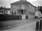 Vid Onkel Adamsgatans västra ände 1926. Närmast gatans nummer 16 följt av 18 och 20. Samtliga inflyttningsklara 1923 goda exponenter av mer påkostade hus som uppfördes i Gottfridsberg under stadsdelens delvisa utveckling från oreglerat utkantsområde mot stadsnära villastad.