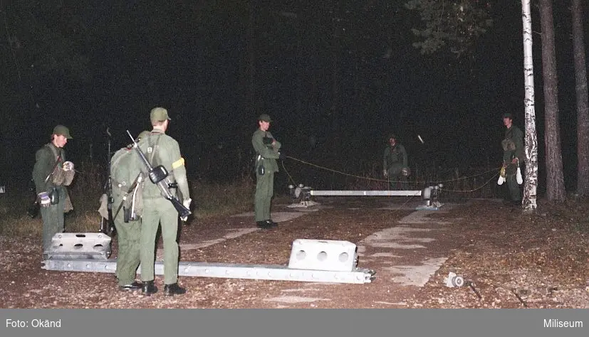 Värnpliktiga under pågående övningsmoment med bromateriel.