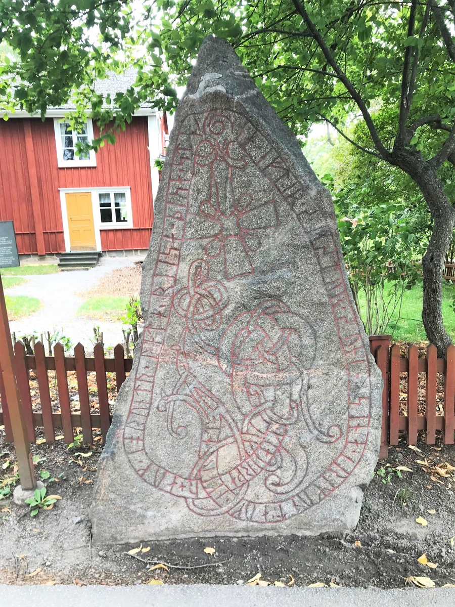 Runsten med inskrift, tolkat som: "Gärdar och Jorund låta resa dessa stenar efter sina systersöner Armund och Ingemund"