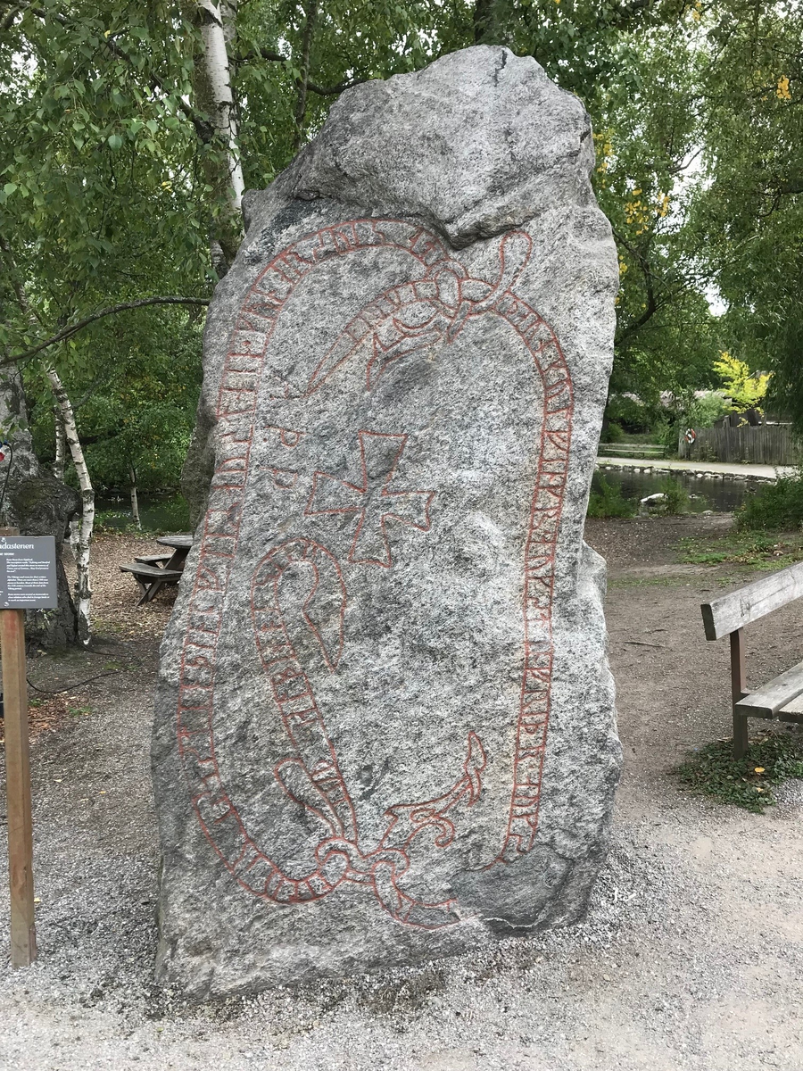 Runsten från Norslunda med inskrift, tolkat som: "Kylving och Stenfrid och Sigfast läto resa denna sten efter Östen, Gunnars son ... Gud hjälpe hans själ"