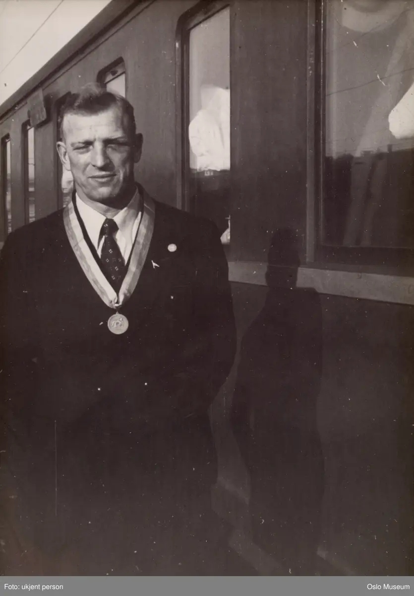 Bryteren Trygve Andersen, som senere tok navnet Byman, ankommer Østbanestasjonen etter å ha vunnet bronse i verdensmesterskapet i Stockholm i 1950.