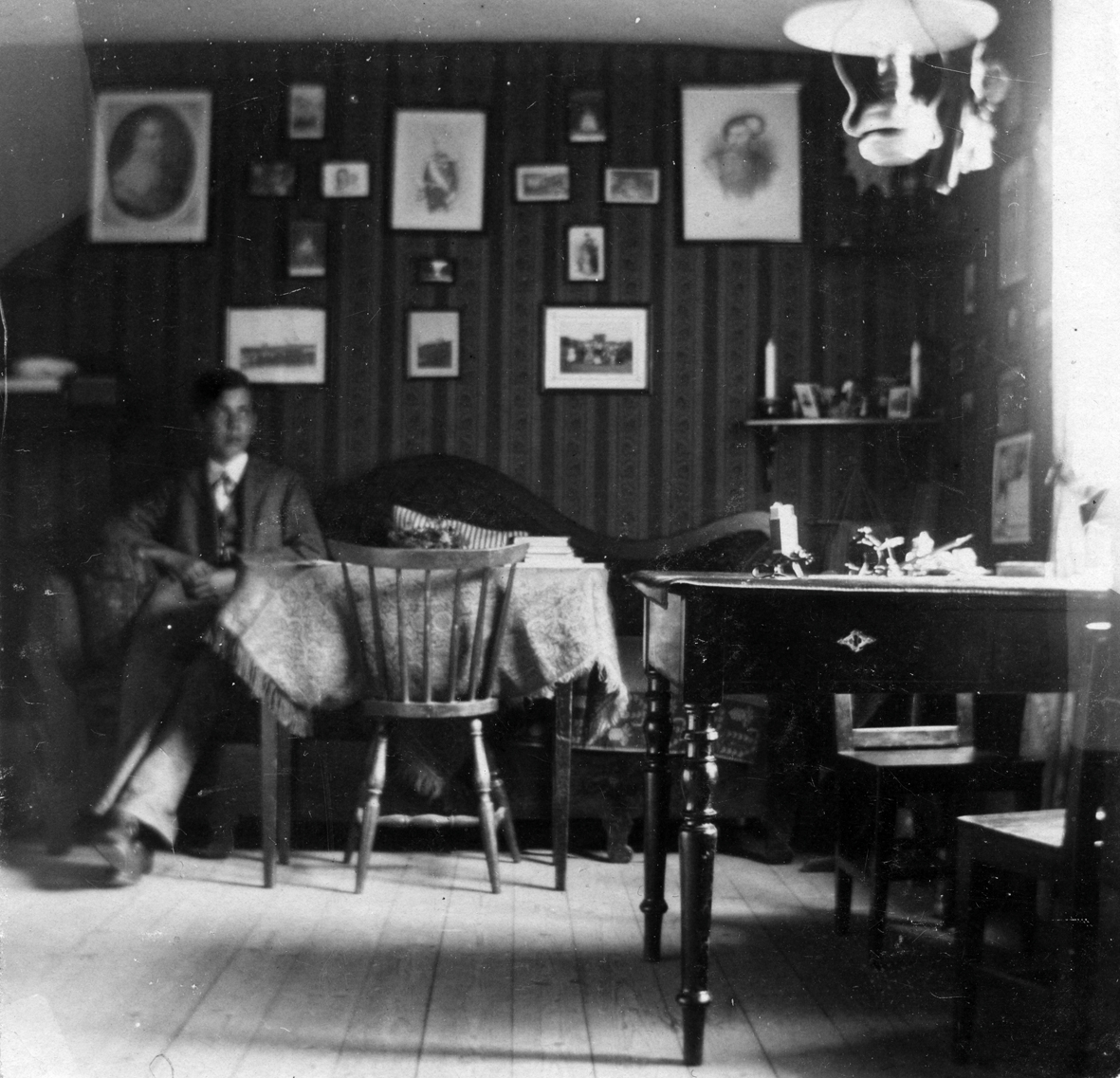 Emil Jansson-Sjöstedt i studenten Eggert Areens rum.