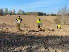 Arkeologer gräver rutor och sållar jorden i samband med en arkeologisk förundersökning vid Skogslund, på Hedenstorp väster om Jönköping.

I området fanns överplöjda järnåldersgravar.