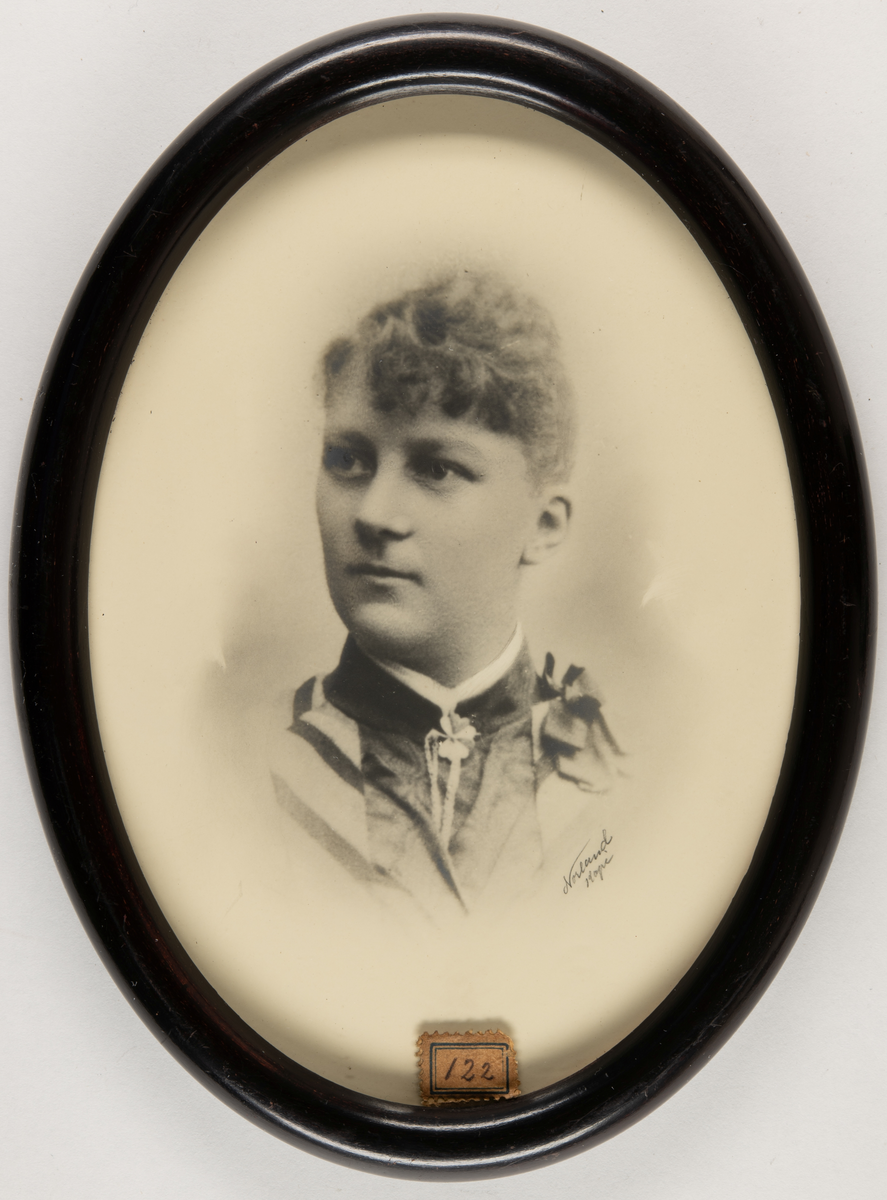 Kvinneportrett. Astrid Krohn