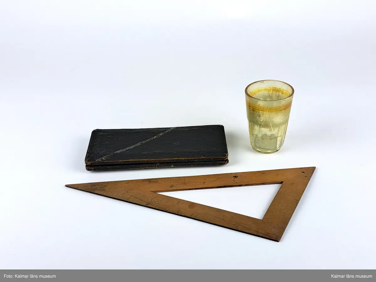 KLM 32020. Konstnärsmaterial, samling. En samling måleritillbehör, 41 st. bestående av fem glasburkar färg, märke Allak, ett glas, penslar, pennor, en förpackning med ritkol, tre svarta metallförpackningar med färger, en svart pappkartong med färger, ett etui med redskap, en vinkelhake i trä, en grön metallförpackning med kritor, två glasflaskor som tidigare innehållit ammoniak och bronstinktur och en färgtub.