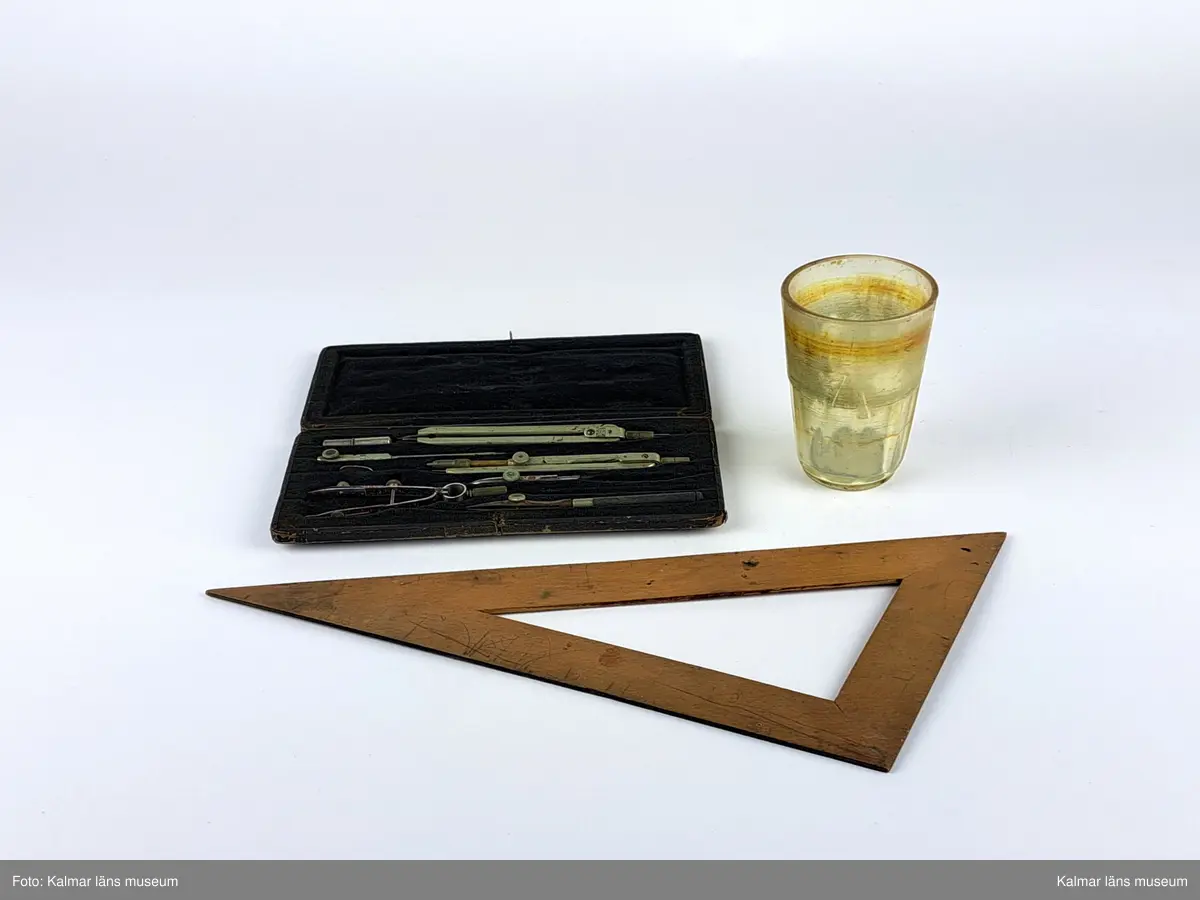 KLM 32020. Konstnärsmaterial, samling. En samling måleritillbehör, 41 st. bestående av fem glasburkar färg, märke Allak, ett glas, penslar, pennor, en förpackning med ritkol, tre svarta metallförpackningar med färger, en svart pappkartong med färger, ett etui med redskap, en vinkelhake i trä, en grön metallförpackning med kritor, två glasflaskor som tidigare innehållit ammoniak och bronstinktur och en färgtub.