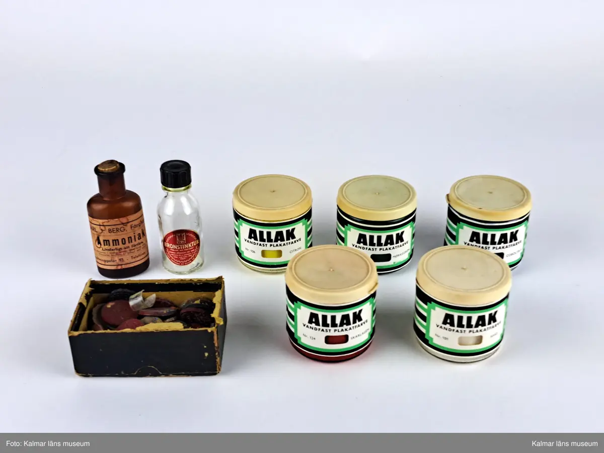 KLM 32020. Konstnärsmaterial, samling. En samling måleritillbehör, 41 st. bestående av fem glasburkar färg, märke Allak, ett glas, penslar, pennor, en förpackning med ritkol, tre svarta metallförpackningar med färger, en svart pappkartong med färger, ett etui med redskap, en vinkelhake i trä, en grön metallförpackning med kritor, två glasflaskor som tidigare innehållit ammoniak och bronstinktur och en färgtub.