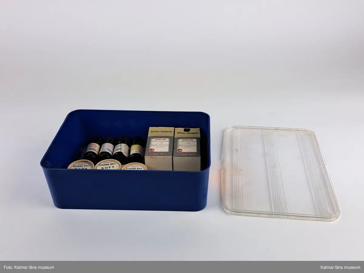 KLM 46734:25. Konstnärsmaterial, samling. En samling måleritillbehör, varav en del förvarat i askar med lock, bestående av två flaskor lack i förpackning, fyra flaskor nejlikolja, tre etsningskulor i förpackning, pennor, ritkol, olika knivar och palettknivar, sudd, stompfer, palettkopp, pappersremsor, stålstift till pennor, vinkelhake samt andra typer av redskap.