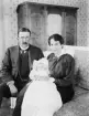 Fredrik Lovén och Elisabet af Ugglas med dottern Louise. Fotografiet kan dateras genom dotterns födelse i juli månad 1916 och bakom kameran stod sannolikt den fotointresserade farfadern Fritz Lovén. Året före bildens tillkomst hade Fredrik Lovén inflyttat till Linköping som kapten vid Andra livgrenadjärregementet. Samma år hade paret gift sig och bosatt i Lorichska huset vid Barnhemsgatan.