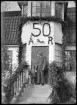 Grupporträtt på trappa, 50-års foto. Stationskarlsförman Berglund, Kolbäck.
Ur Gustaf Åhmans samling.