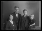 Familjeporträtt, fyra personer. Alarik Åhfeldt, Hallstahammar.
Ur Gustaf Åhmans samling.